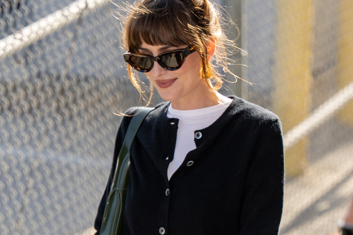 Jak modnie stylizować kardigan na jesień 2024. Dakota Johnson stawia na zestaw idealny na co dzień!