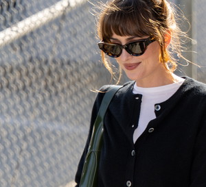 Jak modnie stylizować kardigan na jesień 2024. Dakota Johnson stawia na zestaw idealny na co dzień!