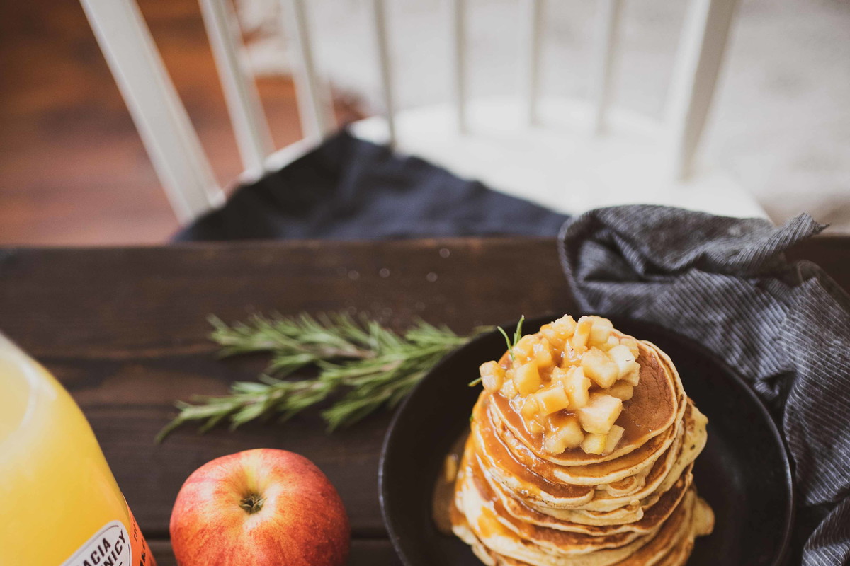 Jabłkowe naleśniki - idealne śniadanie na początek wiosny! Zdradzamy najlepszy przepis na puszyste naleśniki od z Elizy z WhitePlate.com i Braci Sadowników