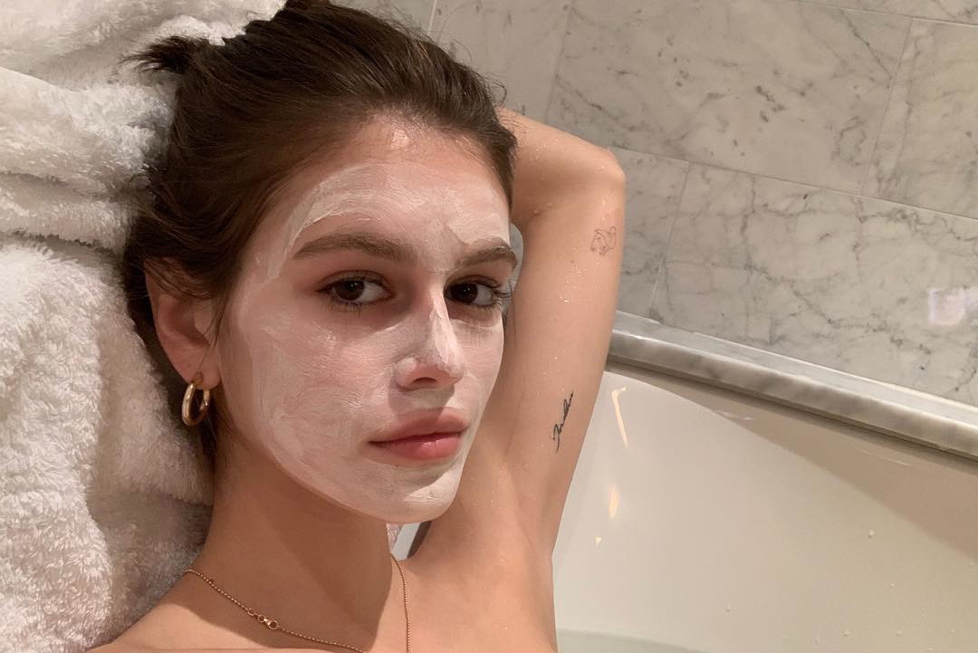 Ulubione maseczki gwiazd: Czego używają Bella Hadid, Kaia Gerber, Rita Ora czy Chrissy Teigen?