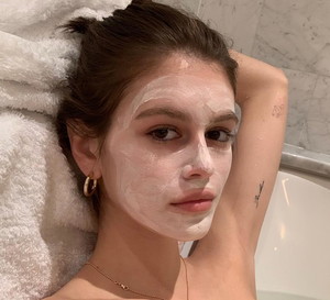 Ulubione maseczki gwiazd: Czego używają Bella Hadid, Kaia Gerber, Rita Ora czy Chrissy Teigen?