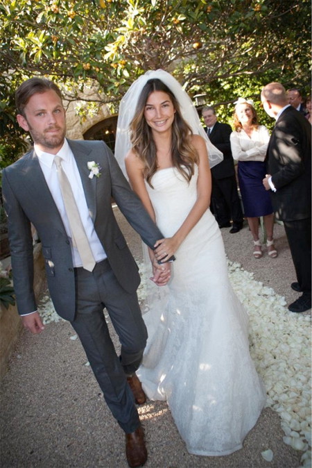 Lily-Aldridge-Vera-Wang