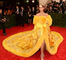 Met Gala: Ta kreacja Rihanny była jedną z najbardziej kontrowersyjnych w historii wydarzenia. Piękna czy śmieszna?