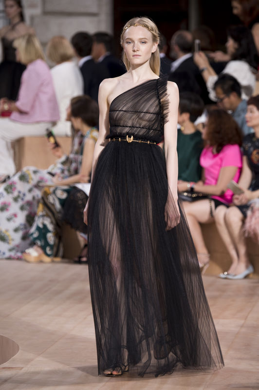 valentino-haute-couture-jesien-zima-2015-2016-fot-imaxtree