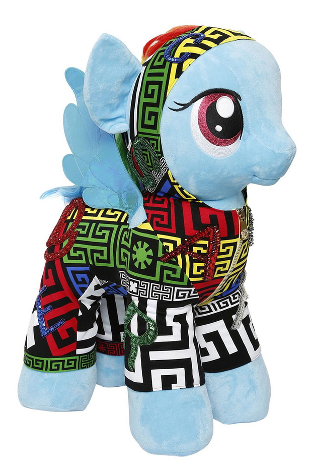 Versace-Pony_Glamour_20July15_b_960x1440