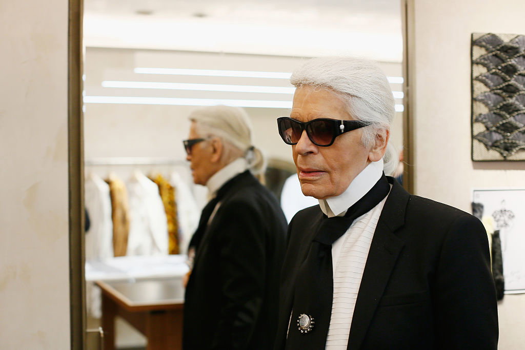 Karl Lagerfeld wykonywał swoje szkice przy pomocy palety... cieni do powiek japońskiej marki Shu Uemura. Co więcej, jej twórcy specjalnie dla dyrektora kreatywnego Chanel stworzyli nawet specjalny odcień czerwieni.
