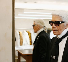 Karl Lagerfeld wykonywał swoje szkice przy pomocy palety... cieni do powiek japońskiej marki Shu Uemura. Co więcej, jej twórcy specjalnie dla dyrektora kreatywnego Chanel stworzyli nawet specjalny odcień czerwieni.