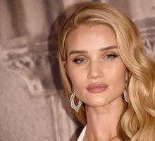 Jak Rosie Huntington-Whiteley rodzi sobie z trądzikiem?