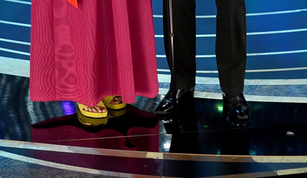 Frances McDormand żółte Birkenstocki połączyła z suknią Valentino haute couture.