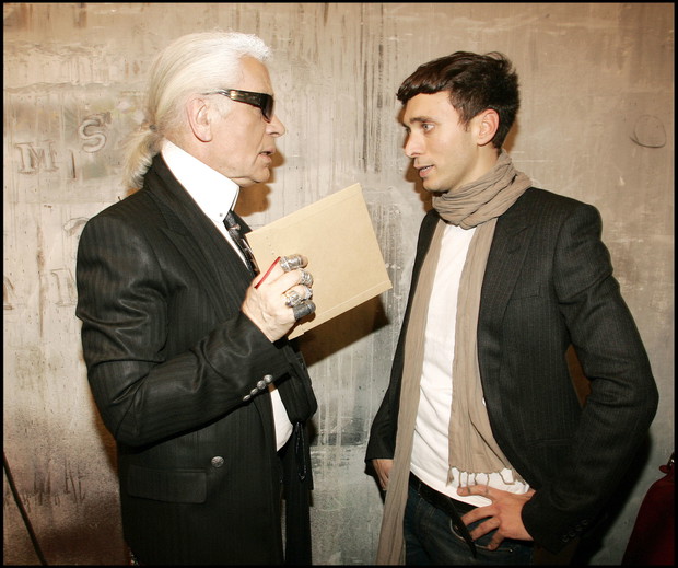 Karl Lagerfeld w 2001 roku schudł ponad 40(!) kg, o czym następnie napisał książkę „The Karl Lagerfeld Diet”. Do zrzucenia wagi zainspirował go przyjaciel Hedi Slimane, aktualny dyrektor kreatywny marki Celine.
