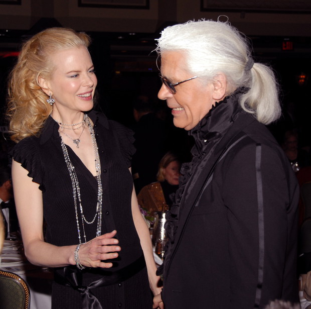 Kucyk Karl Lagerfeld stał się ceną charakterystyczną projektanta od lat 70. ubiegłego wieku. Zaczesane i spięte do tyłu włosy nosił do końca swojego życia. A jedynym kosmetykiem, jakiego używał, był suchy szampon marki Klorane.