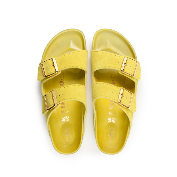 Model Arizona Birkenstock x Valentino Garavani w kolorze yellow acid. Cena: ok. 495 $.