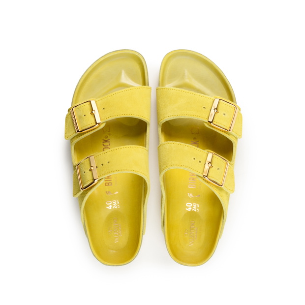 Model Arizona Birkenstock x Valentino Garavani w kolorze yellow acid. Cena: ok. 495 $.