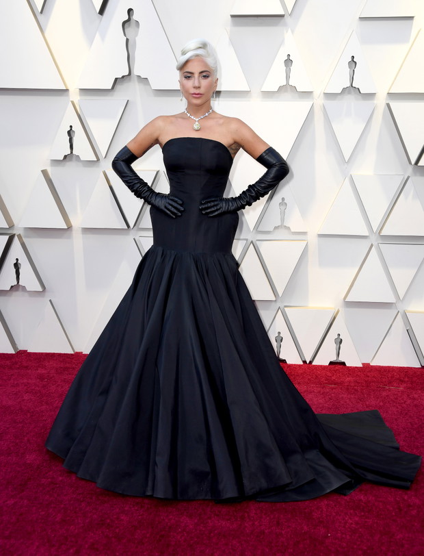 Oscary 2019: Lady Gaga na czerwonym dywanie zaprezentowała się w kreacji Alexander McQueen i biżuterii Tiffany & Co.