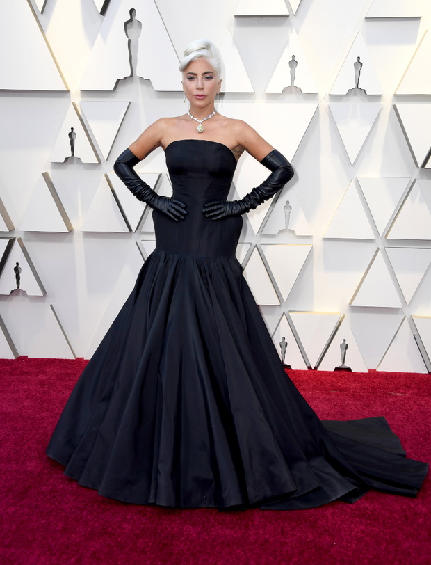 Oscary 2019: Lady Gaga na czerwonym dywanie zaprezentowała się w kreacji Alexander McQueen i biżuterii Tiffany & Co.