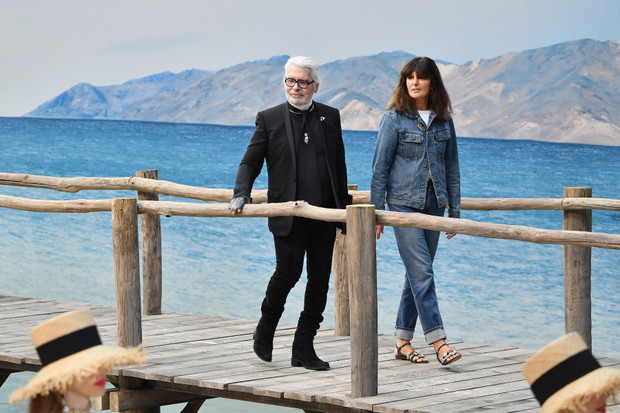 Pokaz kolekcji na wiosnę-lato 2019 był ostatnim, na którym pojawił się Karl Lagerfeld. Towarzyszyła mu Virginie Viard.