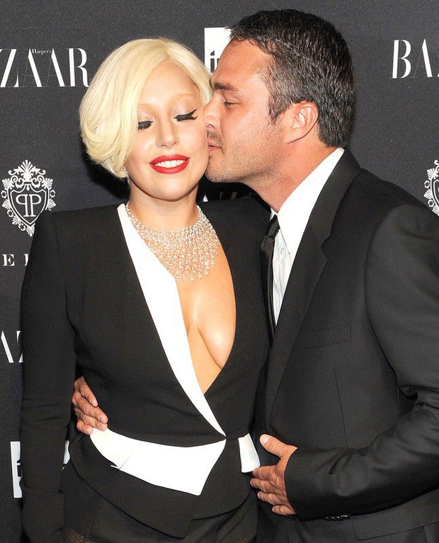 0taylor-kinney-i-lady-gaga-na-gali-harper-s-bazaar-celebrates-icons-by-carine-roitfeld-05-09-2014-fot-east-news