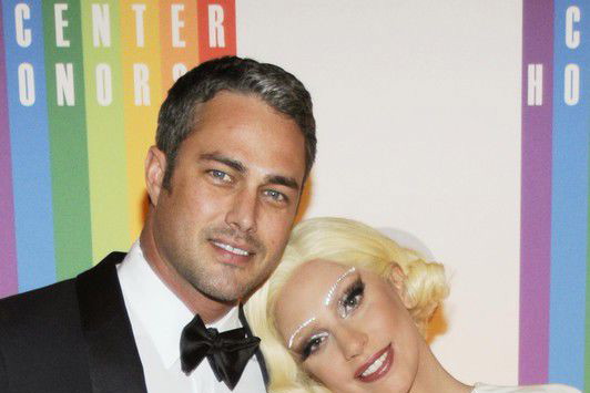 lady-gaga-zareczyla-sie-tayloy-kinney-i-wokalistka-kennedy-center-07-12-2014-fot-east-news