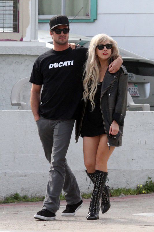 taylor-kinney-i-lady-gaga-na-spacerze-w-los-angeles-11-12-2011-fot-east-news