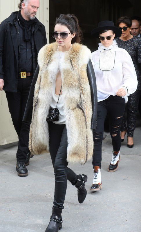 kendall-jenner-i-cara-delevingne-wychodza-z-grand-palais-10-03-2015-fot-east-news