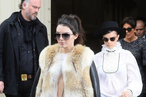 kendall-jenner-i-cara-delevingne-wychodza-z-grand-palais-10-03-2015-fot-east-news