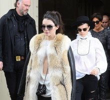 kendall-jenner-i-cara-delevingne-wychodza-z-grand-palais-10-03-2015-fot-east-news