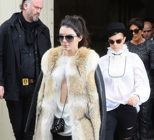 kendall-jenner-i-cara-delevingne-wychodza-z-grand-palais-10-03-2015-fot-east-news