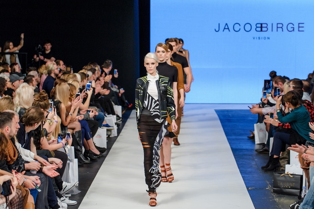 pokaz kolekcji Jacob Birge Vision wiosna lato 2016 na Fashion Philosophy Fashion Week Poland 0533