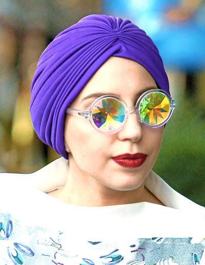 LADYGAGA_H0LES16
