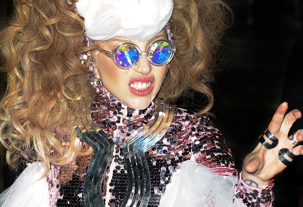 LADYGAGA_H0LES20