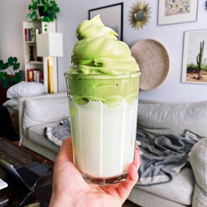 Dalgona matcha? Po dalgona coffee przyszedł czas na nią! Jak zrobić najmodniejszy napój na Instagramie?