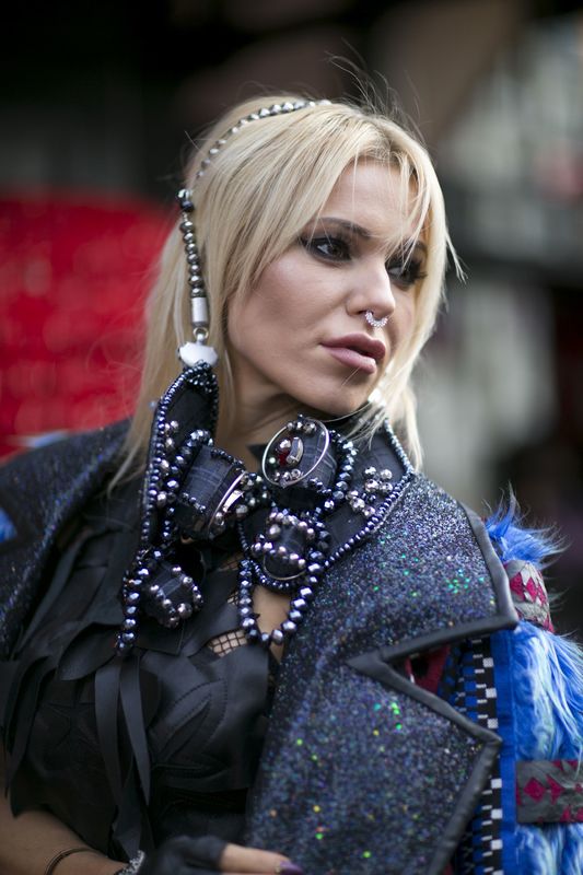 doda-na-tygodniu-mody-haute-couture-w-paryzu-paris-fashion-week-fot-imaxtree.png-4