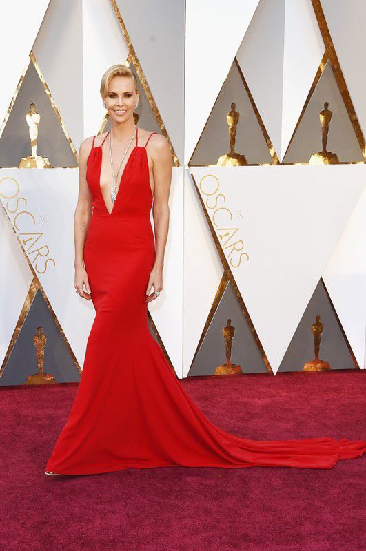 Oscary 2016, czerwony dywan: Charlize Theron w sukni Dior, fot. East News
