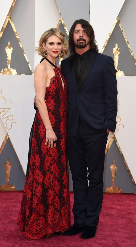 Oscary 2016, czerwony dywan: Jordyn Blum i Dave Grohl, fot. East News
