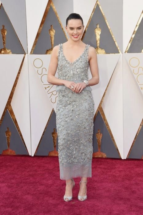 Daisy Ridley, która miała świetne wejście na czerwony dywan podczas promocji filmu Gwiezdne Wojny Przebudzenie Nocy tym razem także nie zawiodła. Aktorka wybrała sukienkę z kolekcji Chanel Haute Couture. Nie jest łatwo nosić sukienki tak zwane 3/4, które