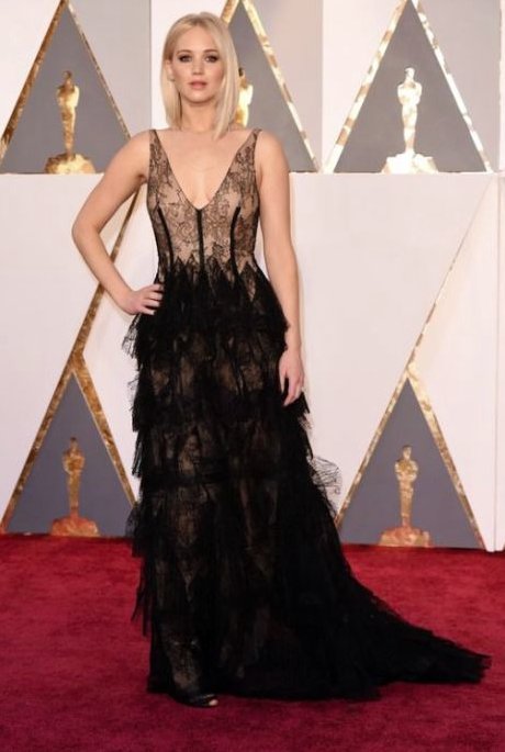 Jennifer Lawrence zawsze pięknie się prezentuje na czerwonum dywanie. Tym razem jestem jednak trochę rozczarowana jej kreacją. Sukienka jest dosyć przeciętna i już widzieliśmy wersję podobnej na czerwonym dywanie. Co prawda jest z kolekcji Dior Haute Cout