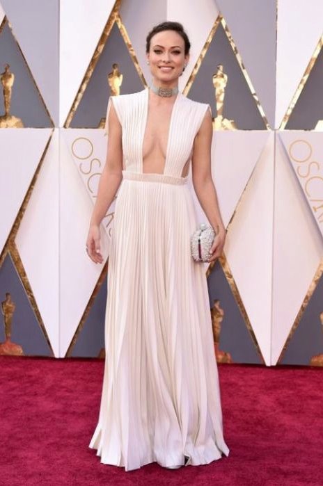 Olivia Wild nie pierwszy raz pojawiła się na czerwoyn dywanie podczas rozdania Oscarów. Tym razem wybrała sukienkę od Valentino Haute Couture, także została specjalnie dla niej uszyta. Plisowana z dużym dekoltem wspaniale leżała na aktorce - nie oszukujmy