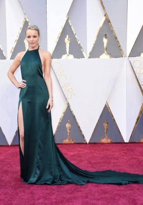 Rachel McAdams wybrała sukienkę w kolorze szmaragdowym od nieznanego projektanta August Getty. Muszę przyznać, że kolor wyglądał również fantastycznie na jej skórze. Mam jednak mieszane uczucia co do tej stylizacji. Kreacja jest dosyć banalna, świetnie le