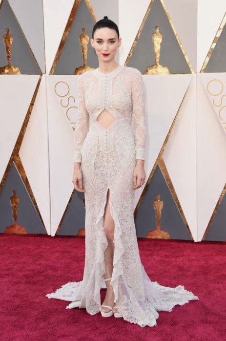 Rooney Mara jest wielką fanką marki Givenchy, więc nie bylo niespodzianki, jeśli chodzi o wybór sukienki właśnie z tego domu mody. Muszę przyznać, że mam przejaw deja vu. Aktorka występowała wiele razy w sukienkach od Givenchy, które wyglądają prawie iden