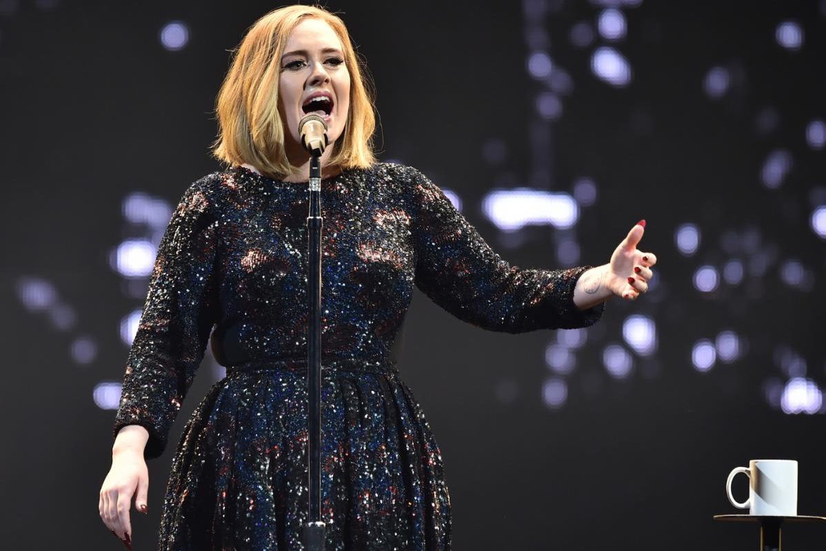 Adele podczas koncertu w Belfaście