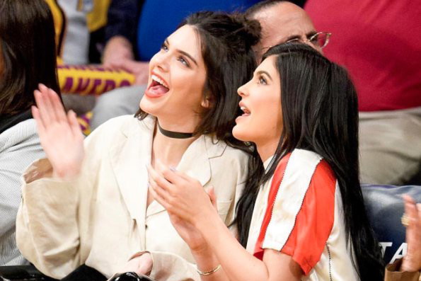Kendall-Jenner-i-Kylie-Jenner-na-meczu-NBA-2