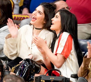 Kendall-Jenner-i-Kylie-Jenner-na-meczu-NBA-2