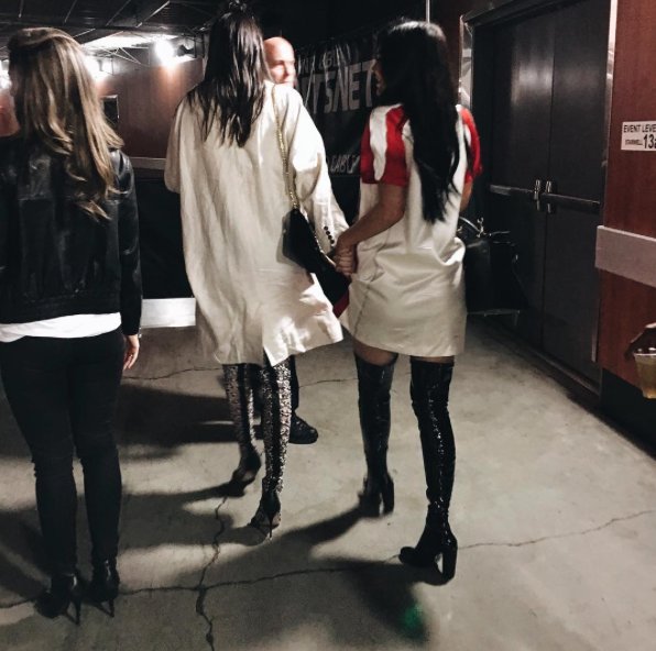 Kendall-Jenner-i-Kylie-Jenner-na-meczu-NBA-1