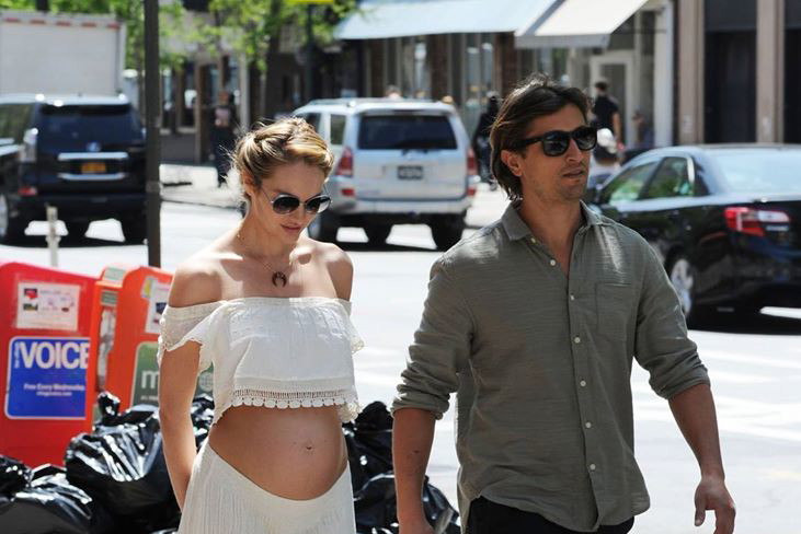 Stylizacje Candice Swanepoel w ciąży / East News