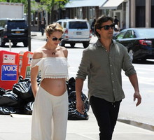 Stylizacje Candice Swanepoel w ciąży / East News