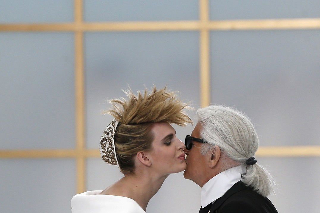 Karl Lagerfeld zaprojektował pierścionki zaręczynowe / East News