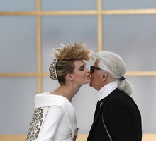 Karl Lagerfeld zaprojektował pierścionki zaręczynowe / East News