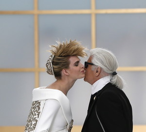 Karl Lagerfeld zaprojektował pierścionki zaręczynowe / East News