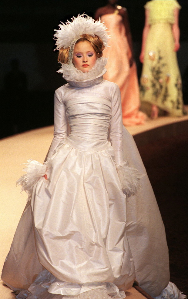 Modelki w sukniach ślubnych Chanel /East News
