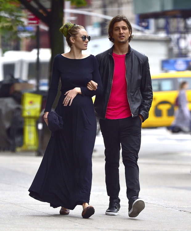 Stylizacje Candice Swanepoel w ciąży / East News